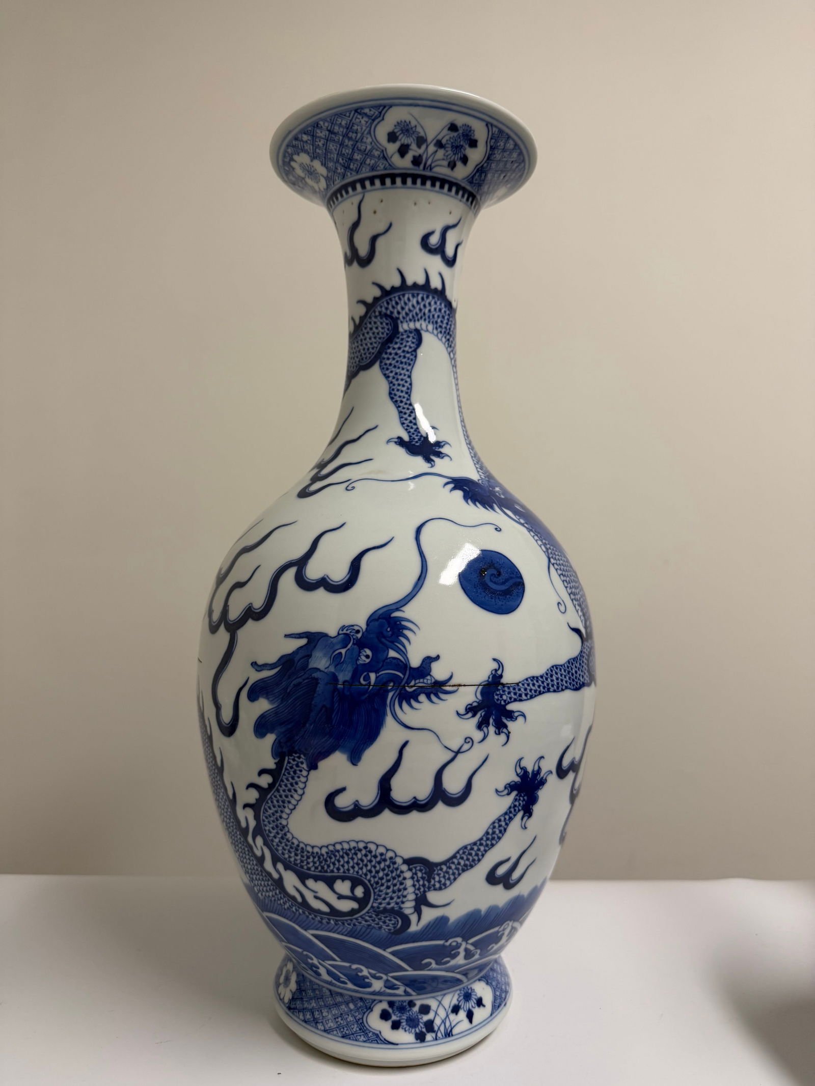 Chinese blue and white dragon China porcelain vase: Dimension: 17.7 inch / 44.8 cm , please note Due to manual measurement, dimensions may vary. Condition: Good used condition, please note buyers are obligated to come to the site to inspect the