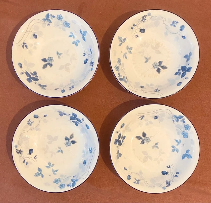 Set of 4 Vintage Wedgwood Wild Strawberry Cereal Bowls: Dimension: 8 inches / , please note Due to manual measurement, dimensions may vary. Condition: Good used condition, please note buyers are obligated to come to the site to inspect the condition and