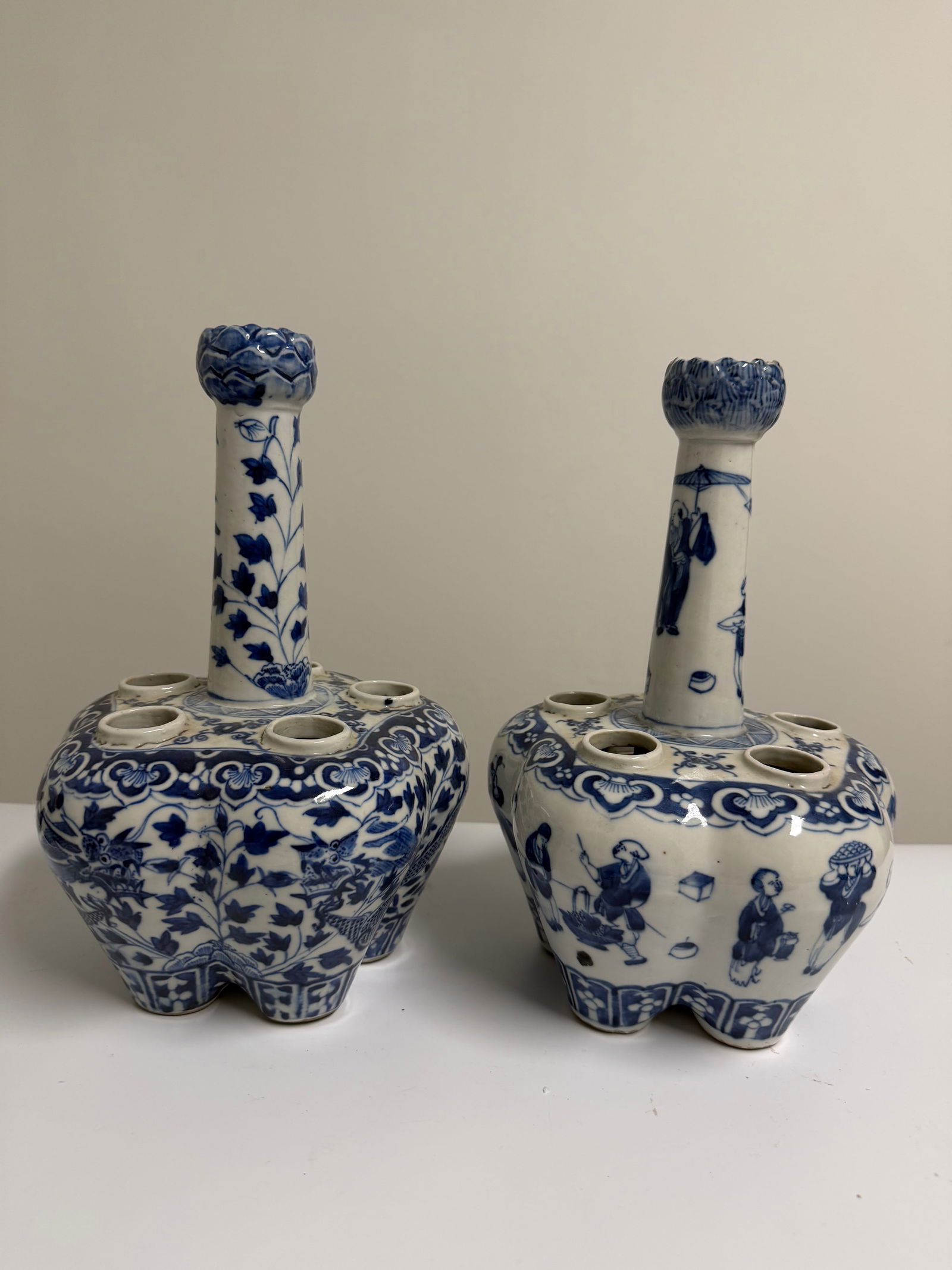 Set of 2 Chinese blue and white flowers vases: Dimension: tall 11.7 inch / 31 cm , please note Due to manual measurement, dimensions may vary. Condition: Good used condition, please note buyers are obligated to come to the site to inspect the