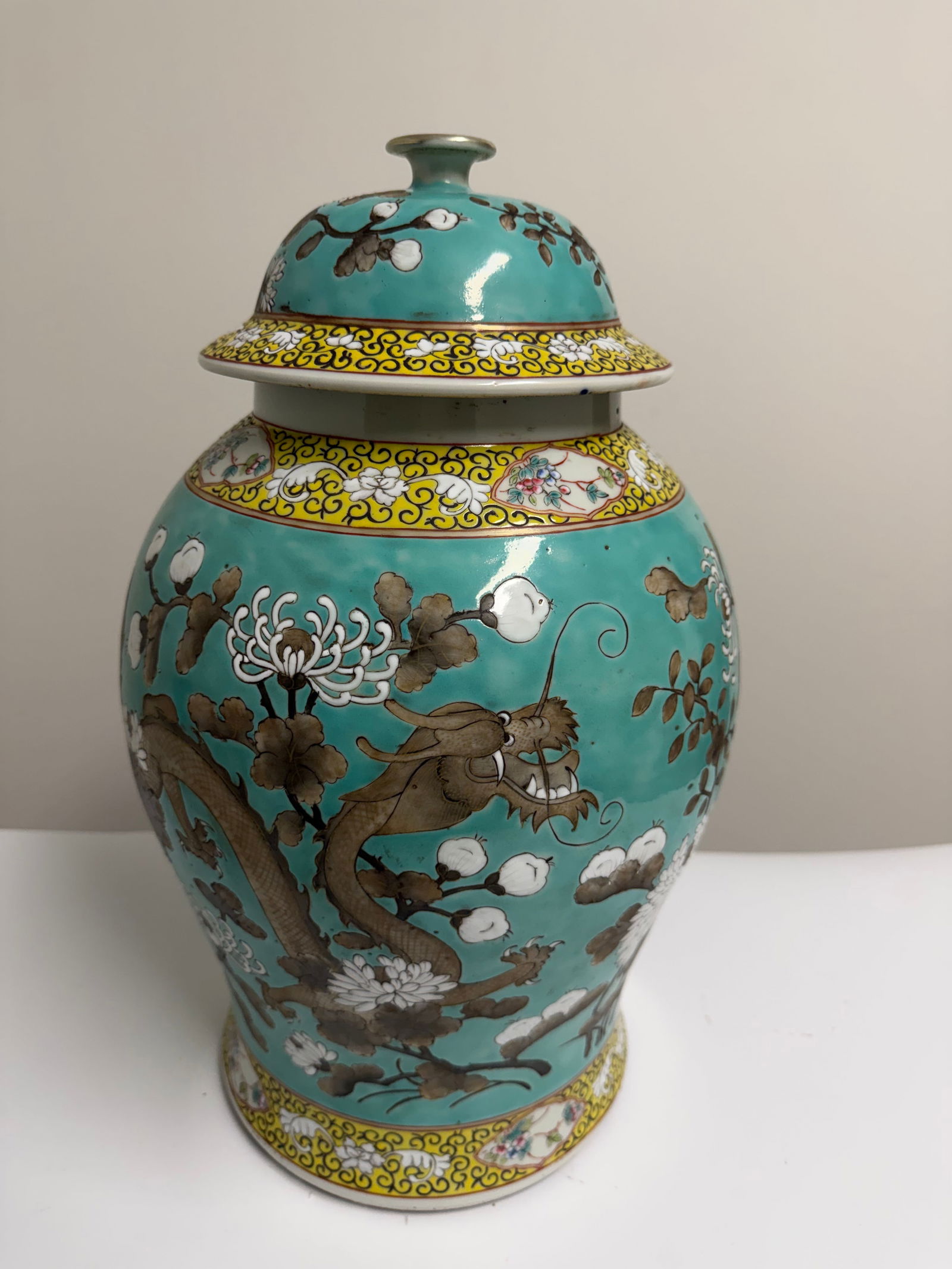 Chinese enameled famille rose dragon cover jar large size vase (1 of 9)