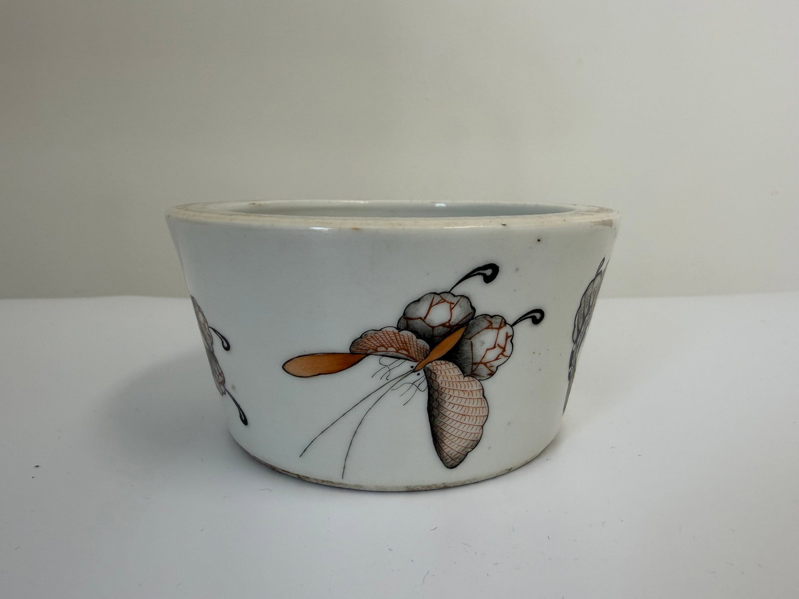 Chinese Enameled famille rose Butterfly porcelain China bowl mark: Dimension: inches/ cm. , please note Due to manual measurement, dimensions may vary. Condition: Good used condition, please note buyers are obligated to come to the site to inspect the condition and d