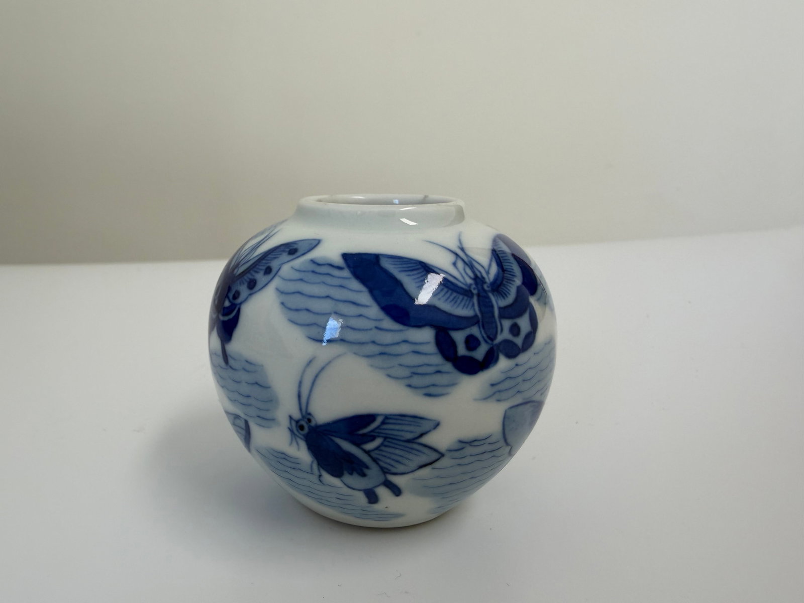 Chinese blue and white Butterfly porcelain China water pot: Dimension: 2.8 inches/ 7 cm. , please note Due to manual measurement, dimensions may vary. Condition: Good used condition, please note buyers are obligated to come to the site to inspect the condition
