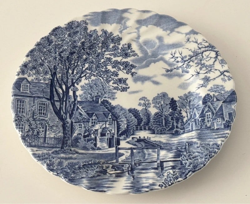 Johnson Brothers Ironstone Plate: Dimension: 9 inches. , please note Due to manual measurement, dimensions may vary. Condition: Good used condition, please note buyers are obligated to come to the site to inspect the condition and det