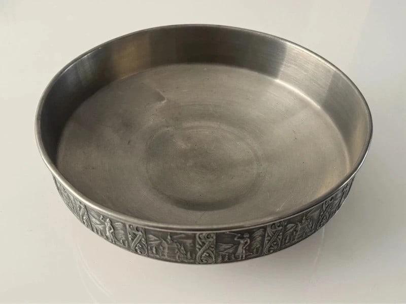 Large Kyrre Vintage Norsk Tinn Pewter Bowl Ornate Relief Viking Scene Design: Dimension: 10 inches. , please note Due to manual measurement, dimensions may vary. Condition: Good used condition, please note buyers are obligated to come to the site to inspect the condition and de