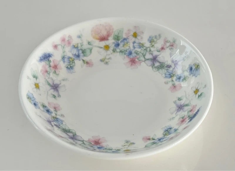 Wedgwood Bowl: Dimension: 5 inches. , please note Due to manual measurement, dimensions may vary. Condition: Good used condition, please note buyers are obligated to come to the site to inspect the condition and