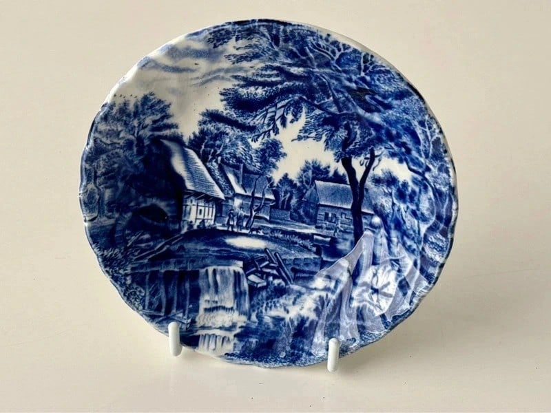Blue and white watermill design shallow bowl (1 of 2)
