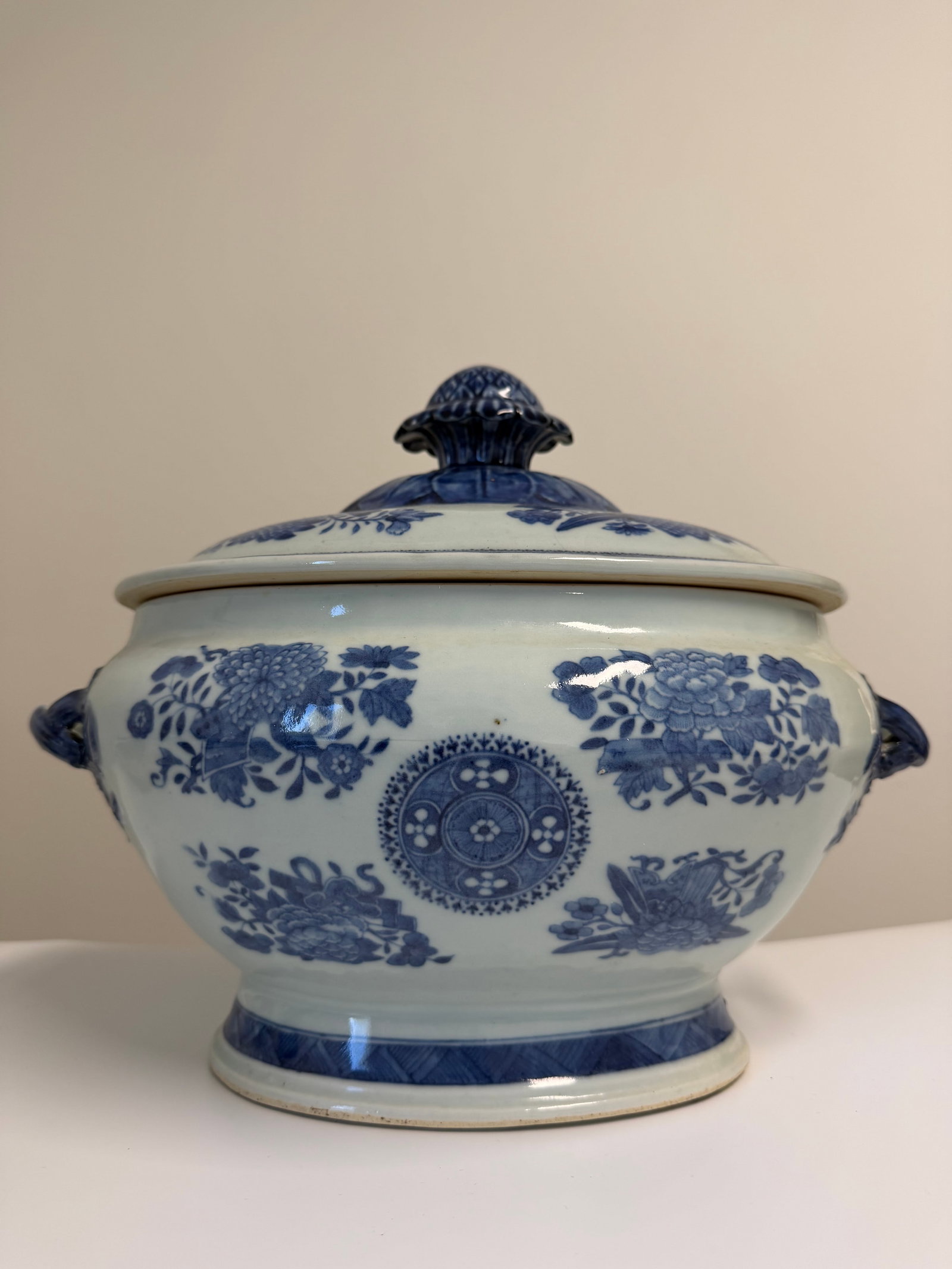 Large Chinese blue and white badge porcelain China lid pot (1 of 9)