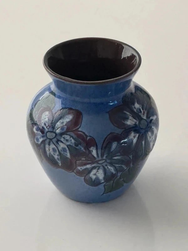 Vase - unstamped: Dimension: tall 6 inches. , please note Due to manual measurement, dimensions may vary. Condition: Good used condition, please note buyers are obligated to come to the site to inspect the condition