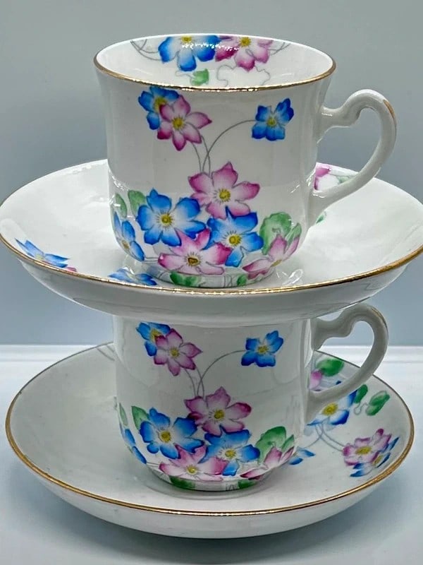 Pretty Little Vintage Colclough Bone China Cups and Saucers: Dimension: width 4 inches. , please note Due to manual measurement, dimensions may vary. Condition: Good used condition, please note buyers are obligated to come to the site to inspect the condition a