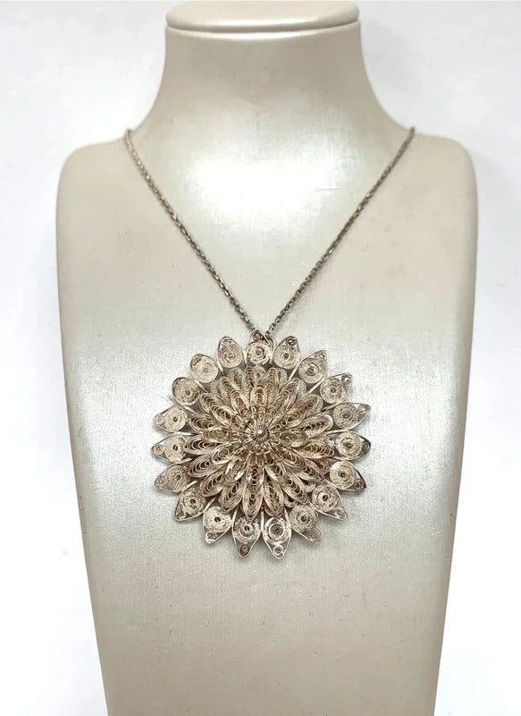 Stunning Pre-Loved Vintage Sterling: Dimension: , please note Due to manual measurement, dimensions may vary. Condition: Good used condition, please note buyers are obligated to come to the site to inspect the condition and details of th