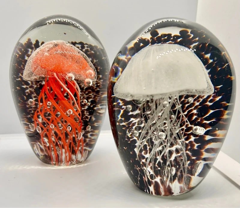Beautiful Murano Glass Sommerso Sea Life Sculpture Paperweight: Dimension: 5 inches, please note Due to manual measurement, dimensions may vary. Condition: Good used condition, please note buyers are obligated to come to the site to inspect the condition and detai