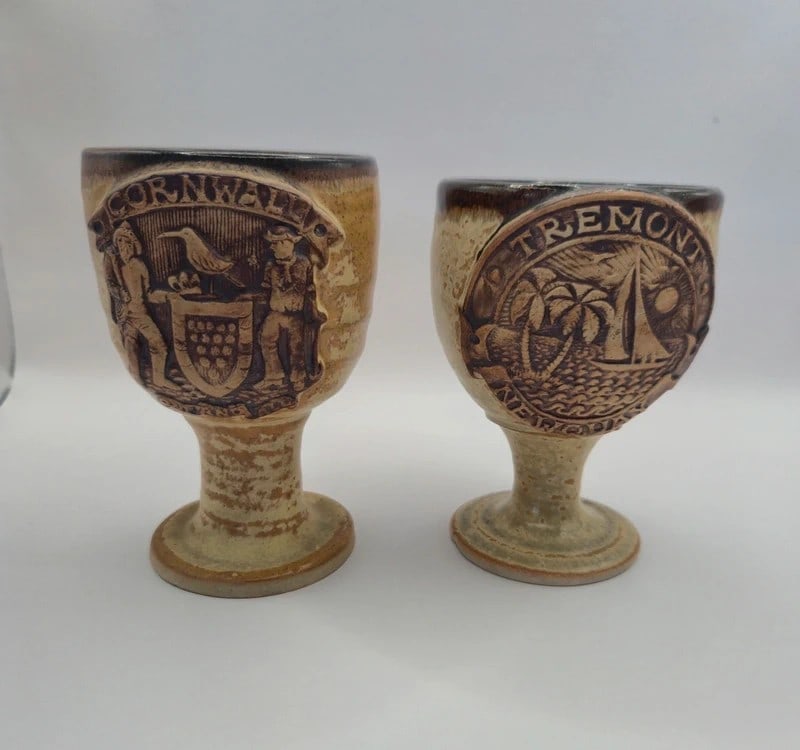 2 x Vintage Cornwall & Newquay Pottery: Dimension: tall 5 inches, please note Due to manual measurement, dimensions may vary. Condition: Good used condition, please note buyers are obligated to come to the site to inspect the condition and 