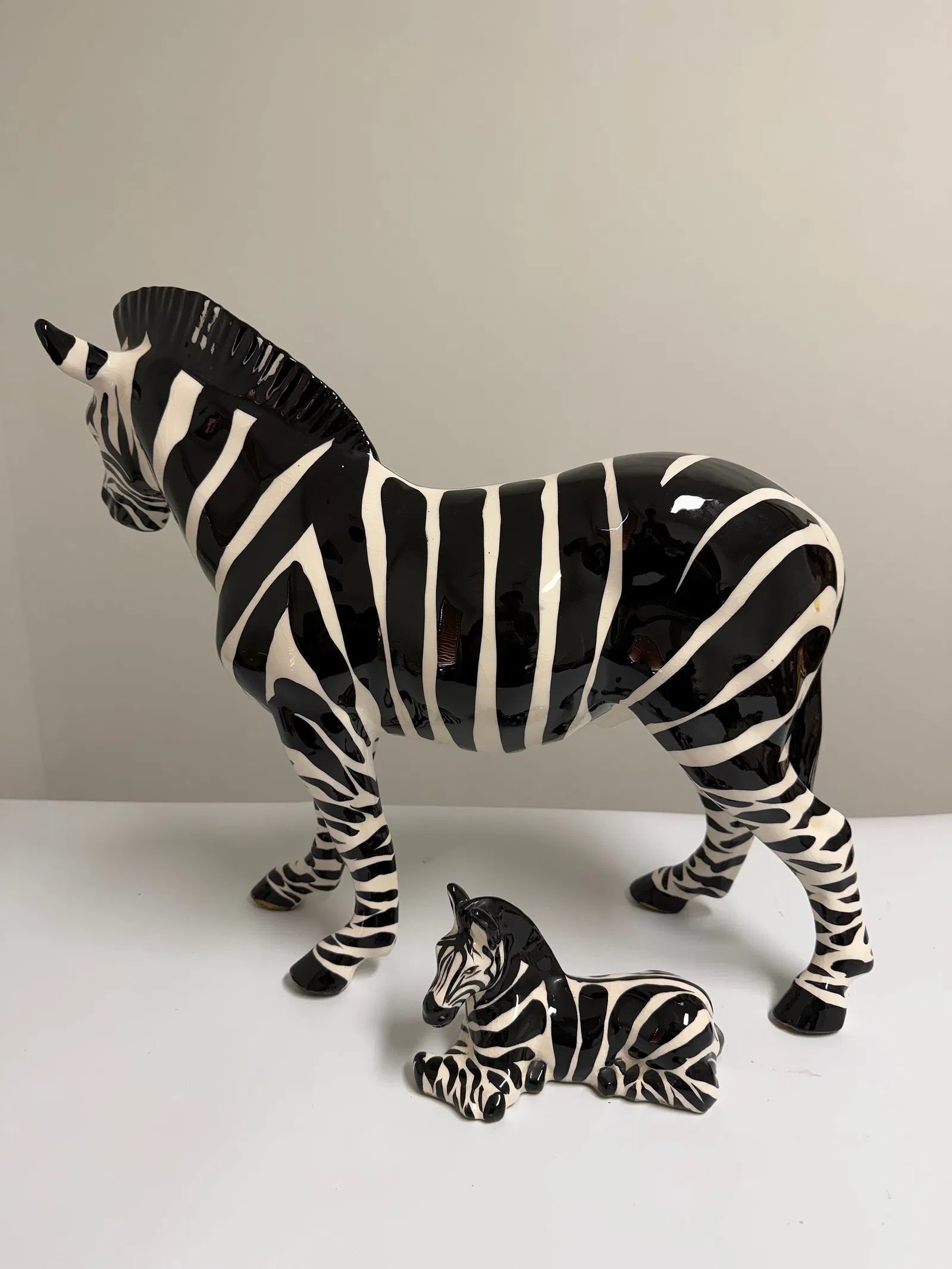 Porcelain Zebra figurine with foal: Dimension: The bigger one tall 15 inch / 38.1 cm , please note Due to manual measurement, dimensions may vary. Condition: Good used condition, please note buyers are obligated to come to the site to