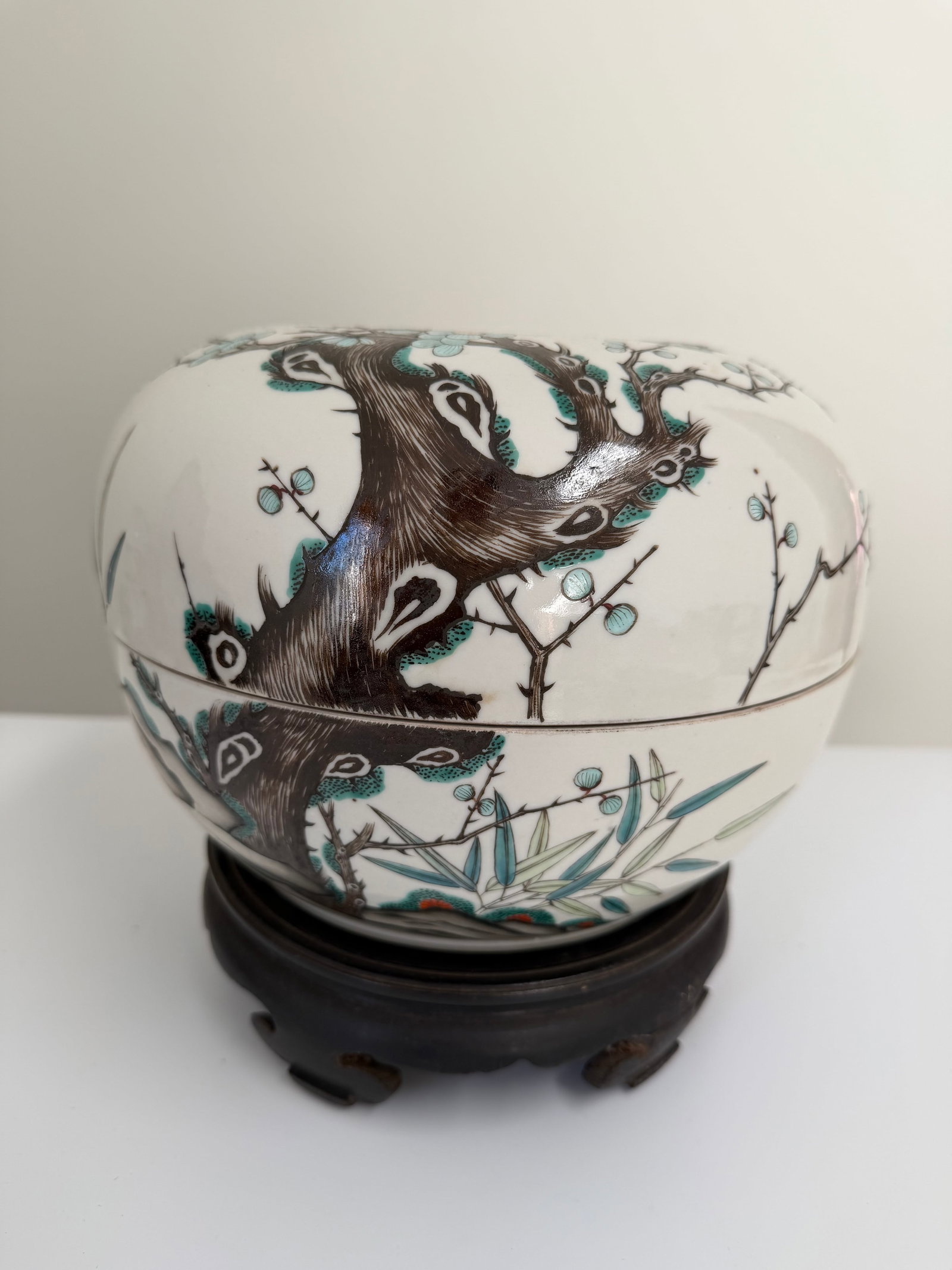 Large Chinese Enameled famille rose plum bossom porcelain China box: Dimension: width 9.2 inches/ 23.3 cm, please note Due to manual measurement, dimensions may vary. Condition: Good used condition, please note buyers are obligated to come to the site to inspect the co