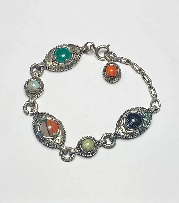Vintage Scottish Agate Bracelet: Dimension: inch / cm , please note Due to manual measurement, dimensions may vary. Condition: Good used condition, please note buyers are obligated to come to the site to inspect the condition and det