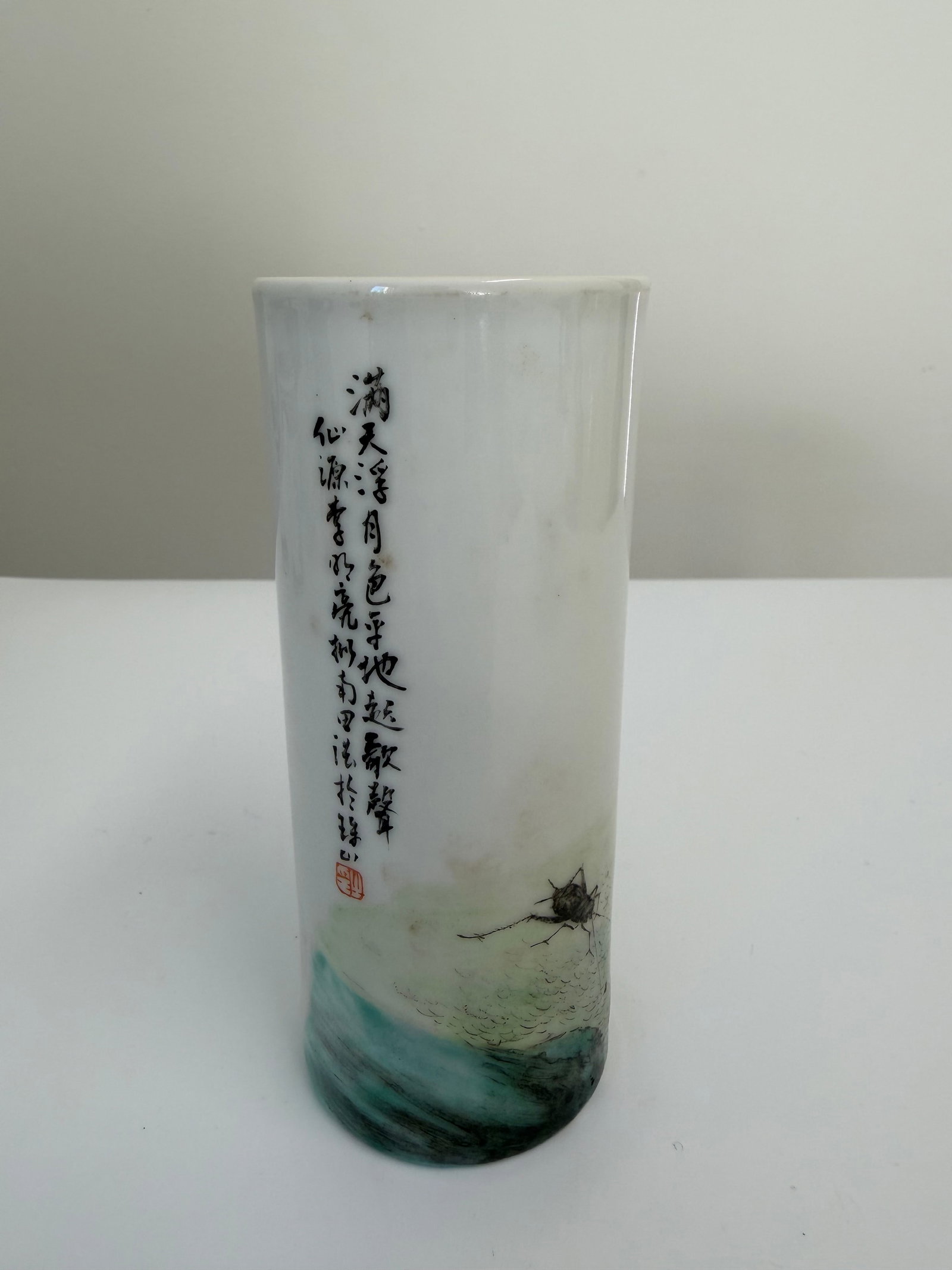 Chinese Enameled famille rose insects porcelain China small vase: Dimension: tall 5.5 inch, please note Due to manual measurement, dimensions may vary. Condition: Good used condition, please note buyers are obligated to come to the site to inspect the condition and 