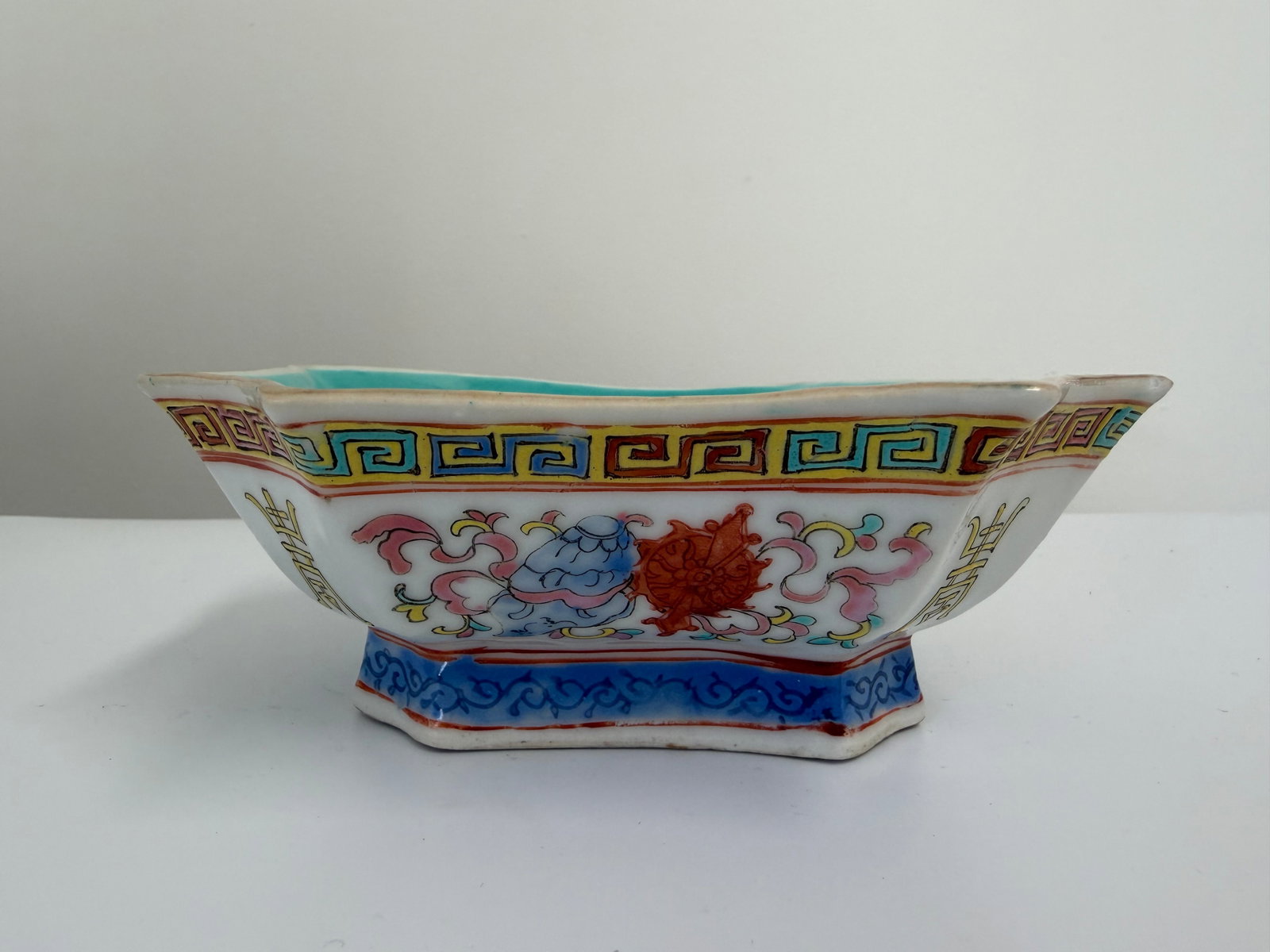 Chinese Export Enameled famille rose pattern porcelain bowl mark: Dimension: width 6 inch, please note Due to manual measurement, dimensions may vary. Condition: Good used condition, please note buyers are obligated to come to the site to inspect the condition and d