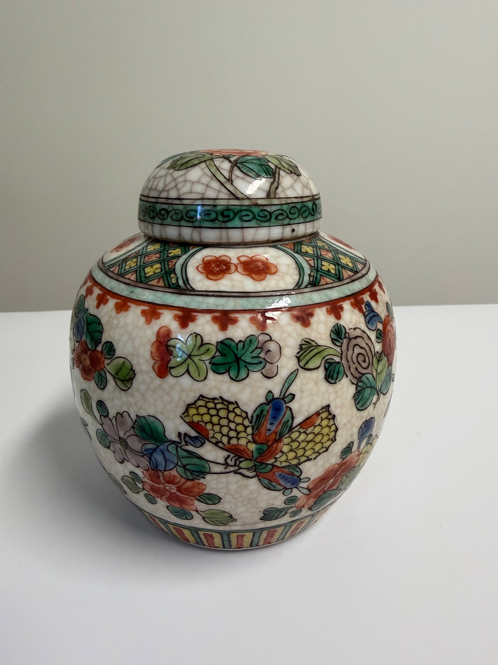 Chinese ice crack glazed Enameled famille rose Butterfly and flowers porcelain China jar: Dimension: with lid 6.5 inch, please note Due to manual measurement, dimensions may vary. Condition: Good used condition, please note buyers are obligated to come to the site to inspect the condition