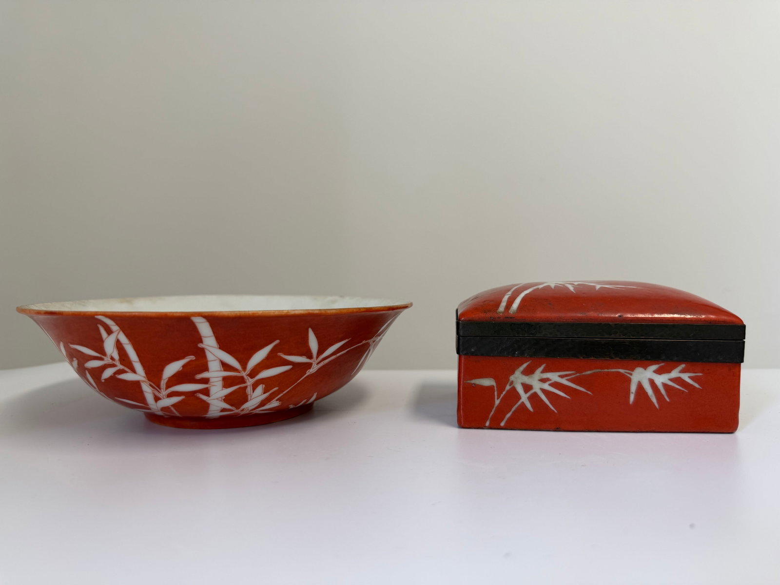 Set of 2 Chinese Enameled famille rose red bamboo porcelain China bowl mark: Dimension: the bowl width 7.3 inch, please note Due to manual measurement, dimensions may vary. Condition: Good used condition, please note buyers are obligated to come to the site to inspect the