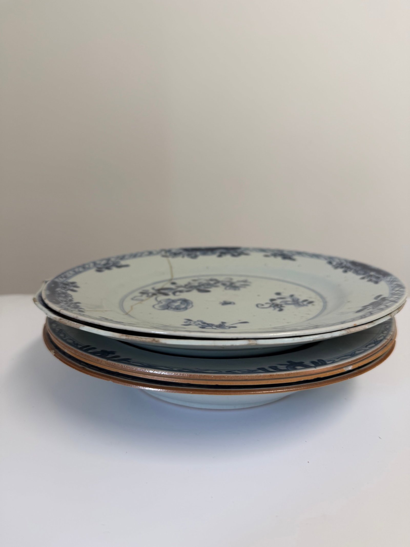 Set of 5 Chinese Chinese blue and white porcelain China plates: Dimension: 9 inch, please note Due to manual measurement, dimensions may vary. Condition: Good used condition, please note buyers are obligated to come to the site to inspect the condition and details