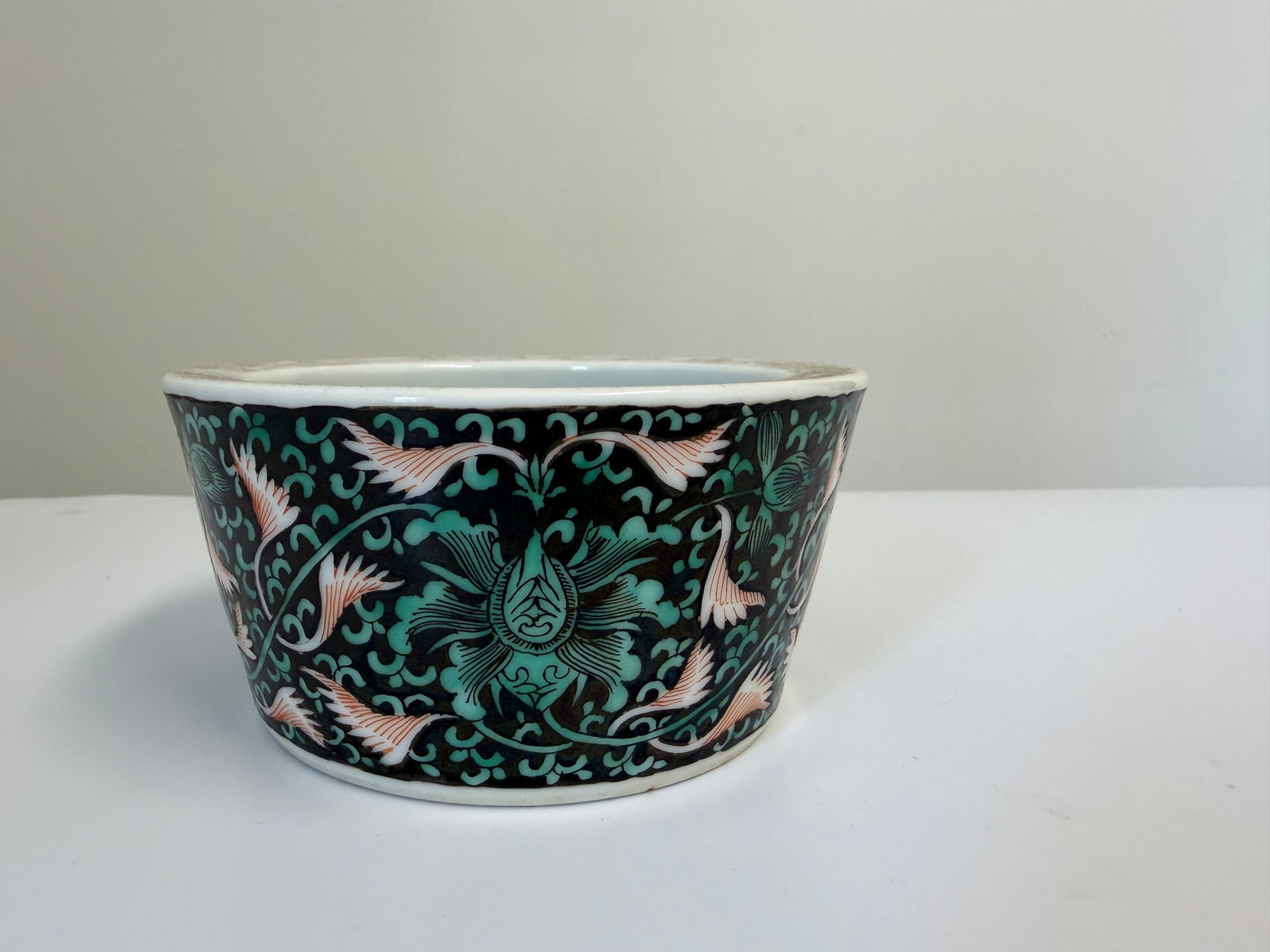 Chinese Enameled famille rose black and green red loutus porcelain China bowl: Dimension: 4.3 inch, please note Due to manual measurement, dimensions may vary. , please note buyers are obligated to come to the site to inspect the condition and details of the item. condition repo