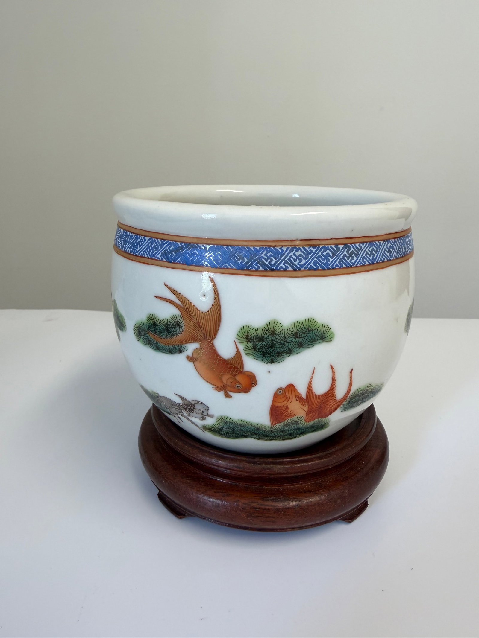 Chinese Enameled famille rose gilded fish porcelain China jar mark: Dimension: 4.7 inch, please note Due to manual measurement, dimensions may vary. , please note buyers are obligated to come to the site to inspect the condition and details of the item. condition repo