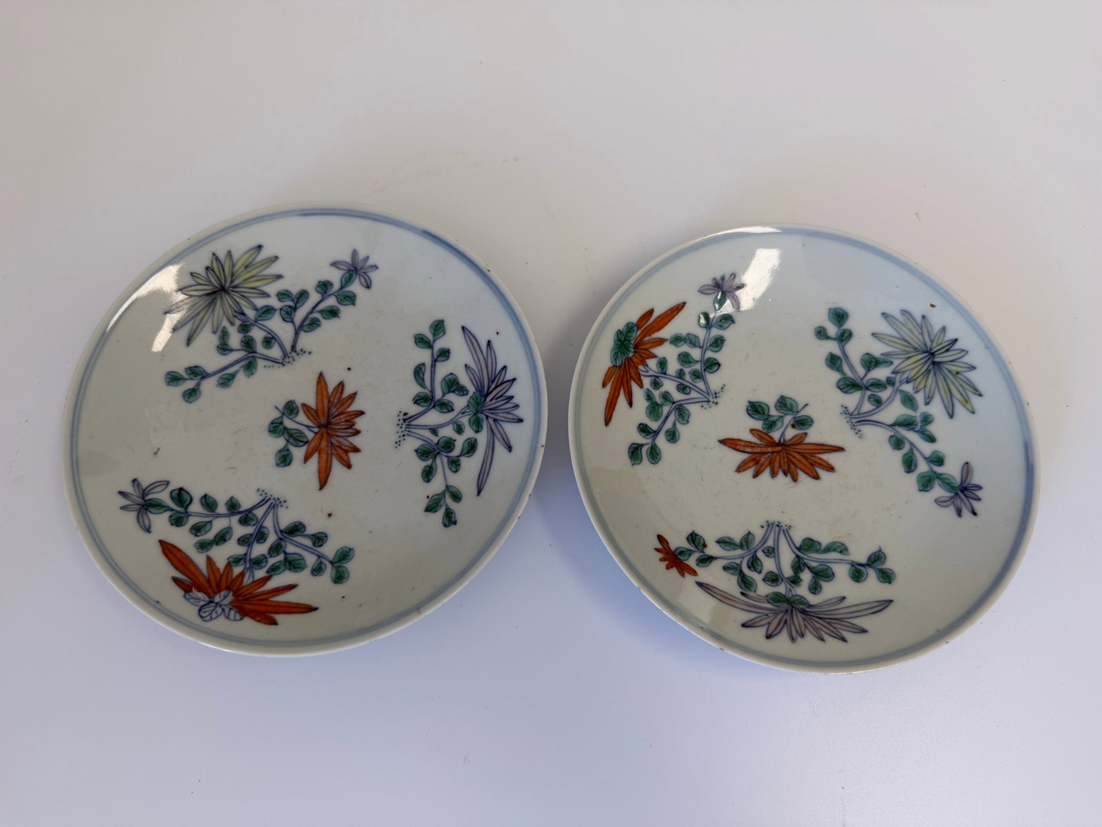 Pair of Chinese blue and white famille rose flowers porcelain China plates mark: Dimension: 6.3 inch, please note Due to manual measurement, dimensions may vary. , please note buyers are obligated to come to the site to inspect the condition and details of the item. condition repo