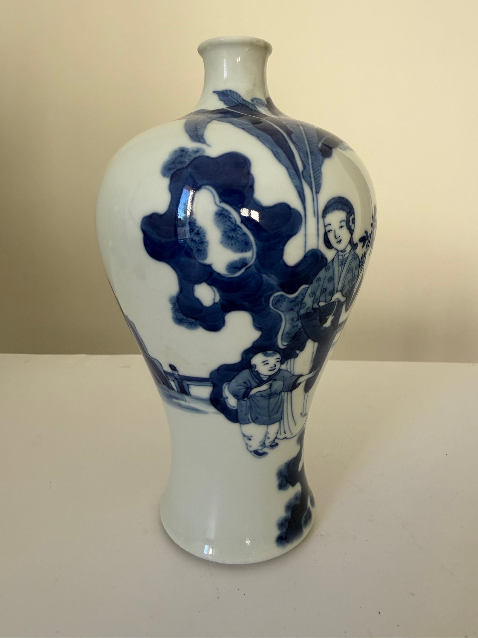Chinese blue and white woman and children porcelain China Mei vase: Dimension: 7 inch, please note Due to manual measurement, dimensions may vary. , please note buyers are obligated to come to the site to inspect the condition and details of the item. condition