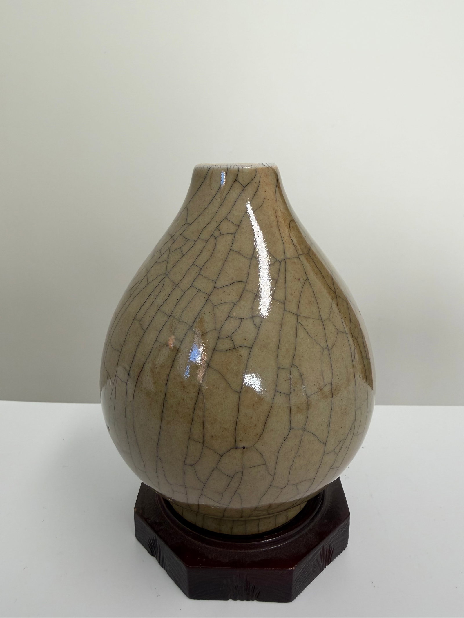 Chinese yellow ice crack glazed porcelain vase: Dimension:4.6 inch, please note Due to manual measurement, dimensions may vary. , please note buyers are obligated to come to the site to inspect the condition and details of the item. condition repor