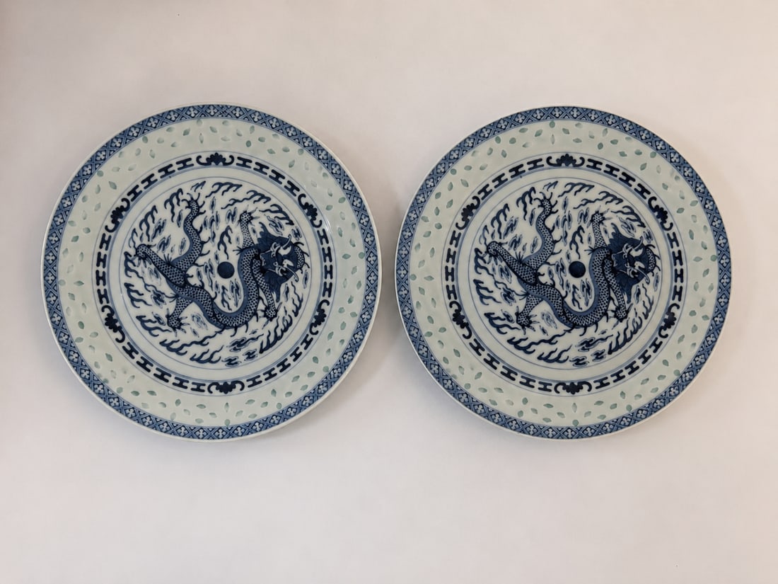 Pair of Chinese blue and white dragon plates: Dimension: 8 inches , please note Due to manual measurement, dimensions may vary. Condition: Good used condition, please note buyers are obligated to come to the site to inspect the condition and deta