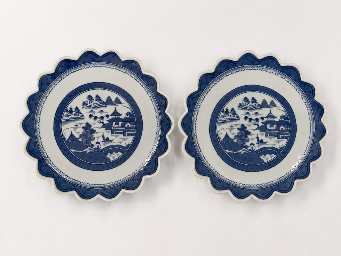 Pair of Chinese blue and white landscape plates: Dimension: 9 inches , please note Due to manual measurement, dimensions may vary. Condition: Good used condition, please note buyers are obligated to come to the site to inspect the condition and deta