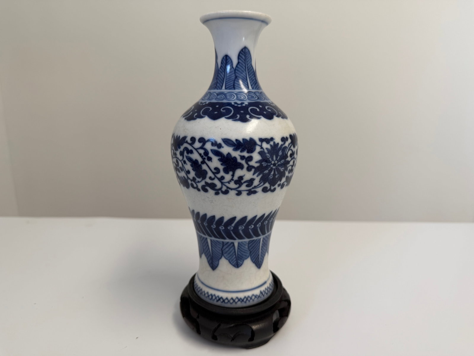 Chinese blue and white lotus porcelain China vase: Dimension: 7.5 inches , please note Due to manual measurement, dimensions may vary. Condition: Good used condition, please note buyers are obligated to come to the site to inspect the condition and