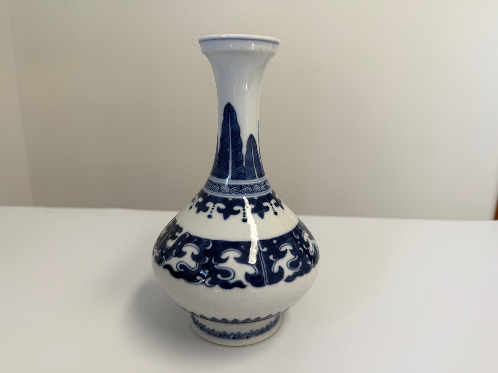 Chinese blue and white pattern porcelain China vase: Dimension: 8.5 inches , please note Due to manual measurement, dimensions may vary. Condition: Good used condition, please note buyers are obligated to come to the site to inspect the condition and