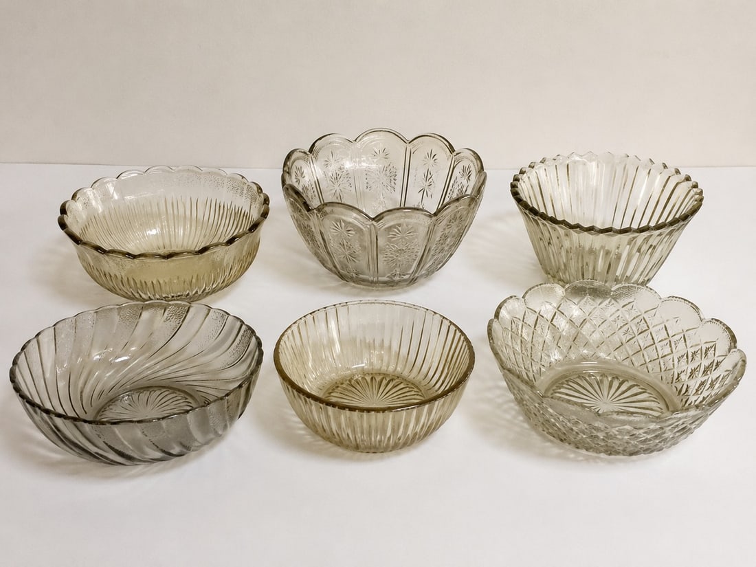 Set of 6 Vintage Glass bowls: Dimension: 6.5 inches , please note Due to manual measurement, dimensions may vary. Condition: Good used condition, please note buyers are obligated to come to the site to inspect the condition and de
