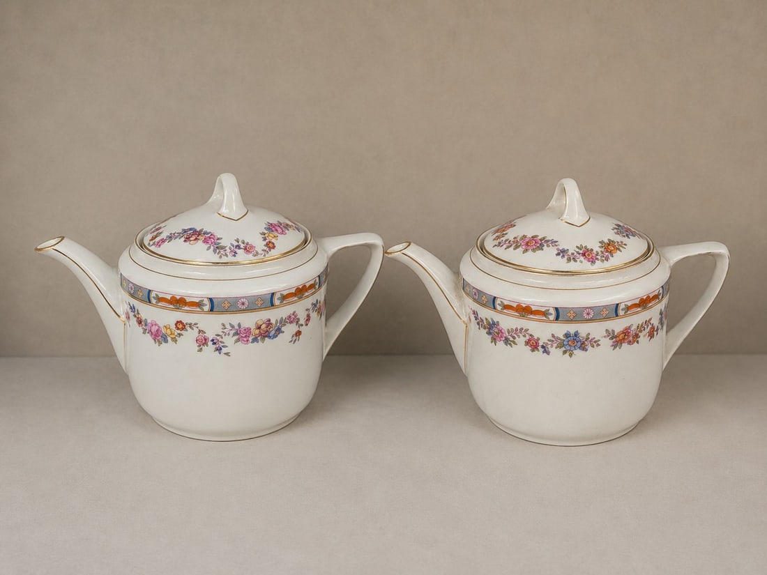 Pair Of Vintage Floral Teapots: Dimension: 5.5 inches , please note Due to manual measurement, dimensions may vary. Condition: Good used condition, please note buyers are obligated to come to the site to inspect the condition and de