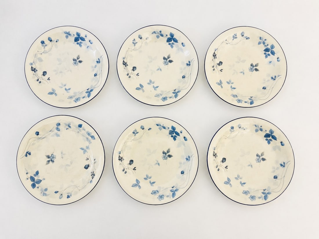 Set of 6 English blue and white porcelain plates: Dimension: 6 inches , please note Due to manual measurement, dimensions may vary. Condition: Good used condition, please note buyers are obligated to come to the site to inspect the condition and deta