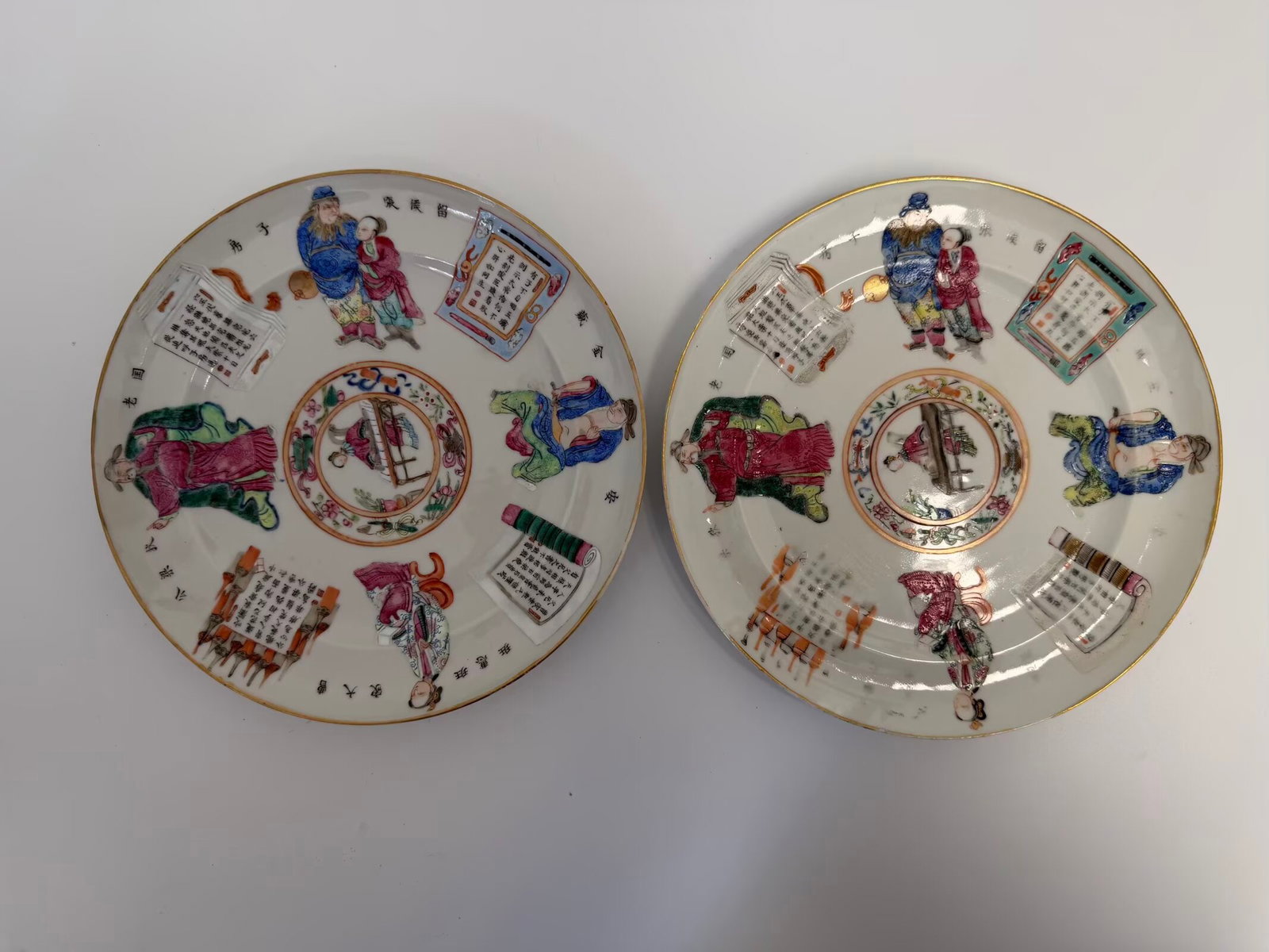 Pair of Chinese antique famille rose figures porcelain plates (1 of 6)