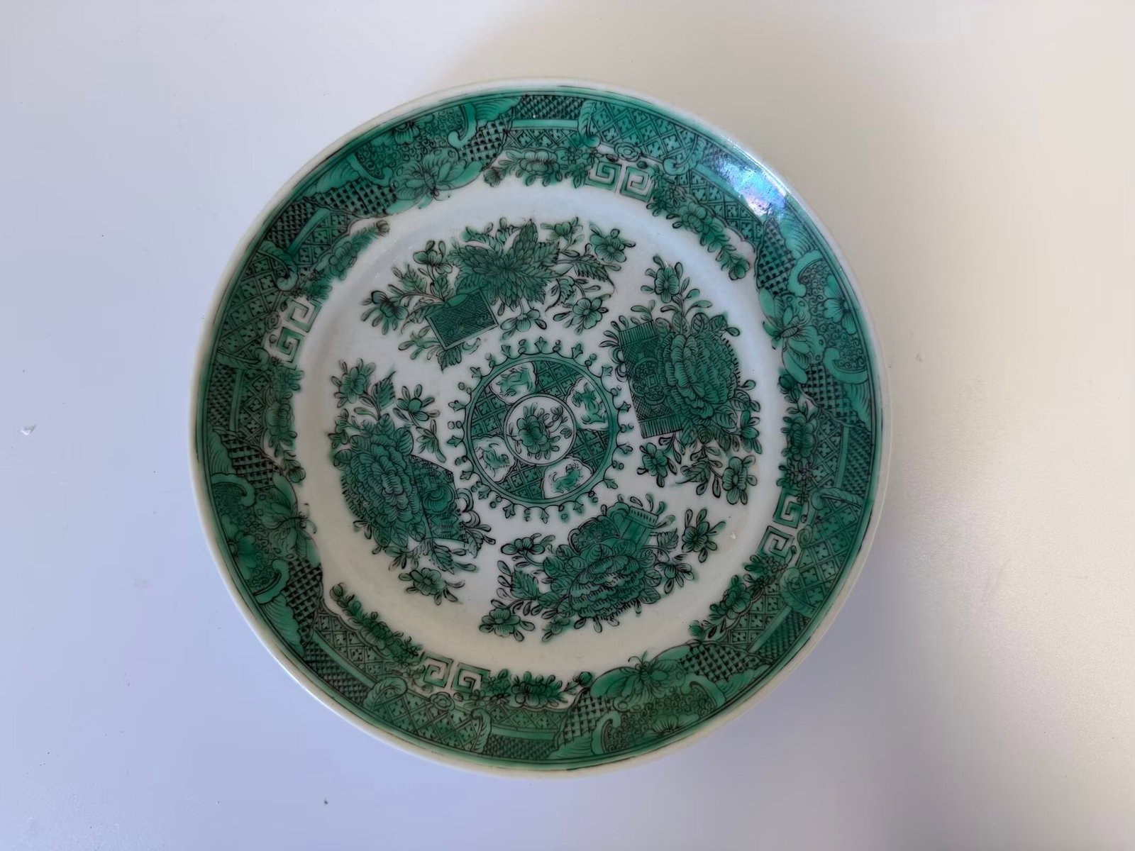 Chinese export green enamel famille rose pattern porcelain plate: Dimension: 6.4 inches , please note Due to manual measurement, dimensions may vary. Condition: Good used condition, please note buyers are obligated to come to the site to inspect the condition and