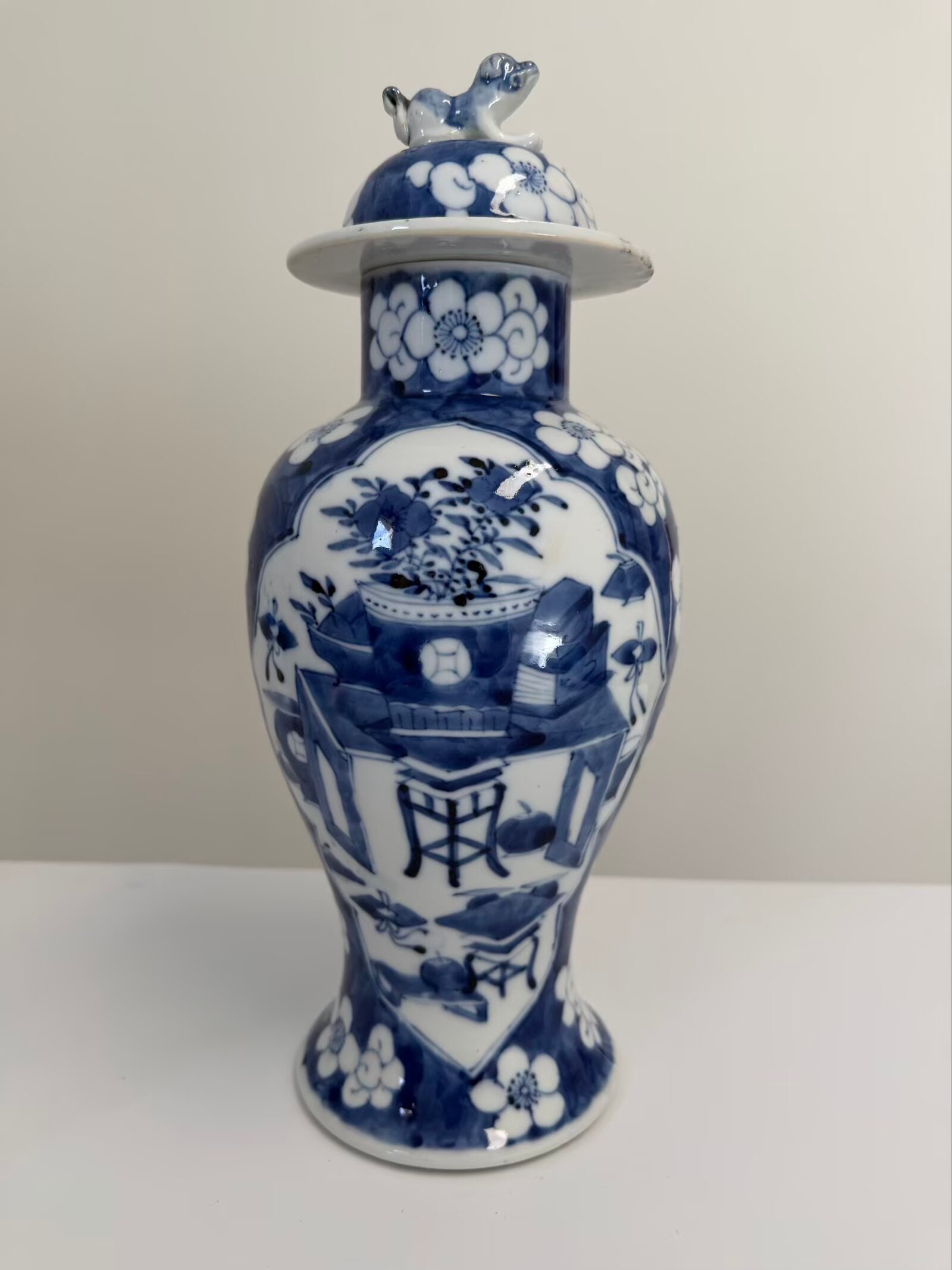 Chinese blue and white home pattern porcelain lid vase with mark: Dimension: 14 inches , please note Due to manual measurement, dimensions may vary. Condition: Good used condition, please note buyers are obligated to come to the site to inspect the condition and