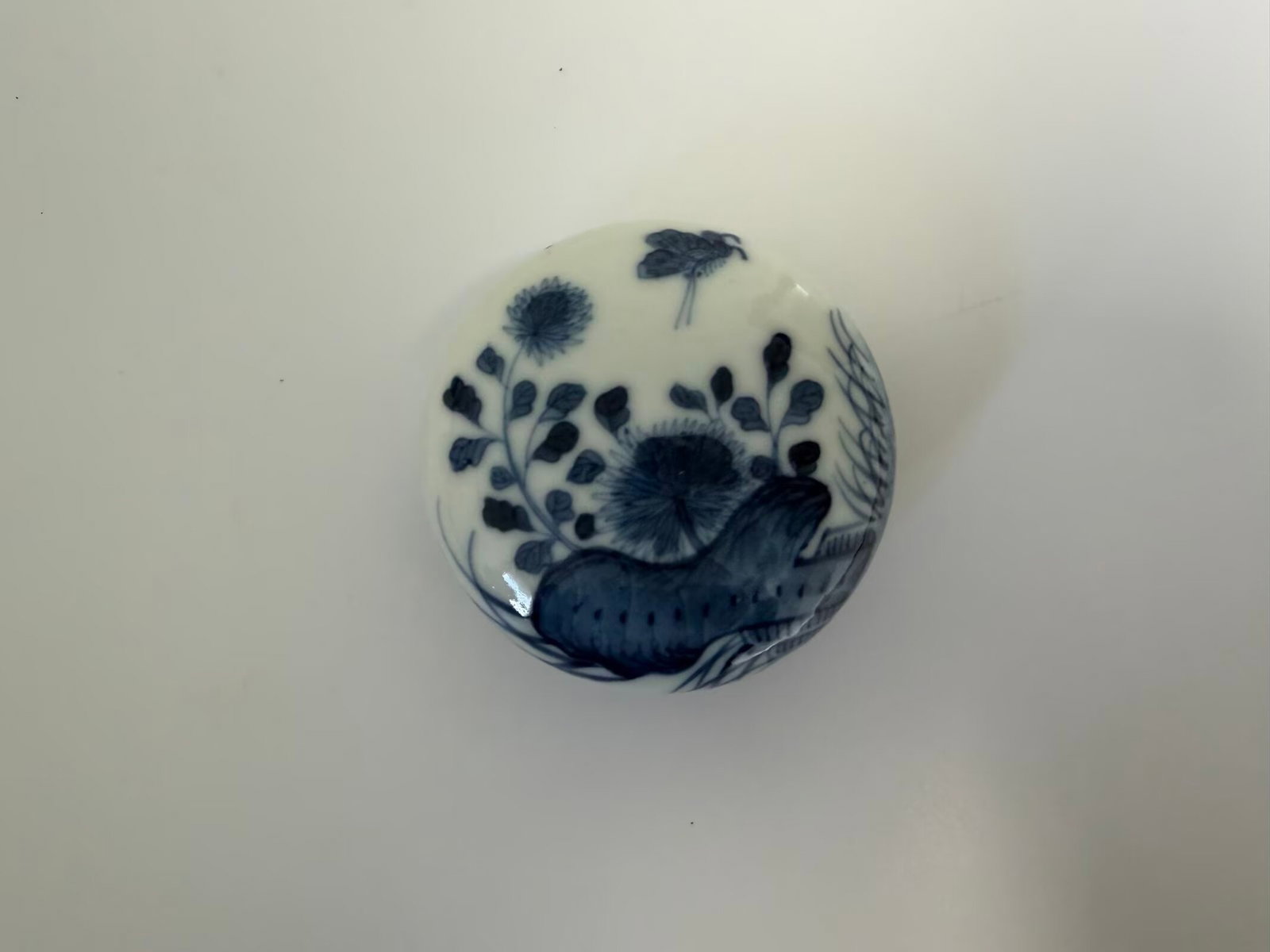 Chinese blue and white flowers porcelain lid box: Dimension: 2.5 inches , please note Due to manual measurement, dimensions may vary. Condition: Good used condition, please note buyers are obligated to come to the site to inspect the condition and de