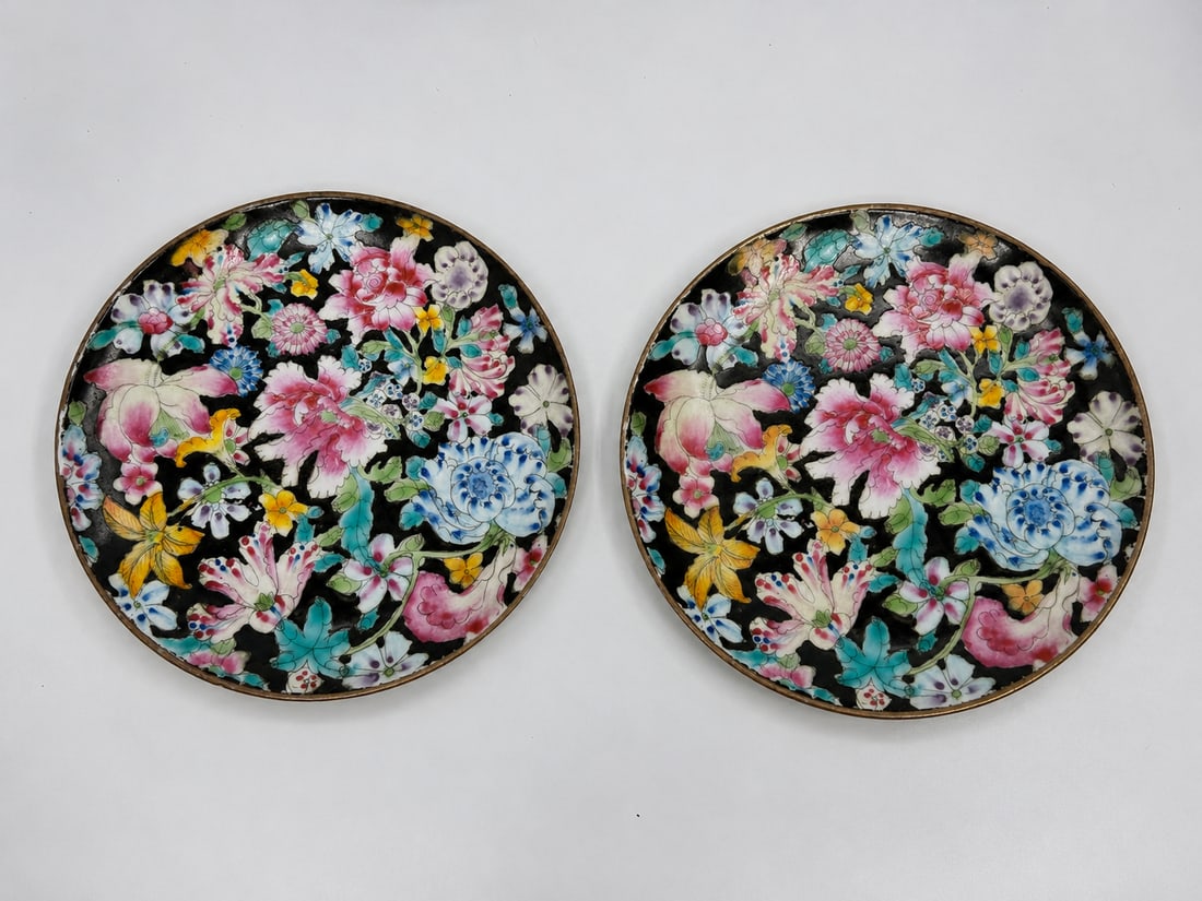 Pair of Chinese Famille Rose Flowers Plates Mark: Dimension: 9 inches , please note Due to manual measurement, dimensions may vary. Condition: Good used condition, please note buyers are obligated to come to the site to inspect the condition and deta