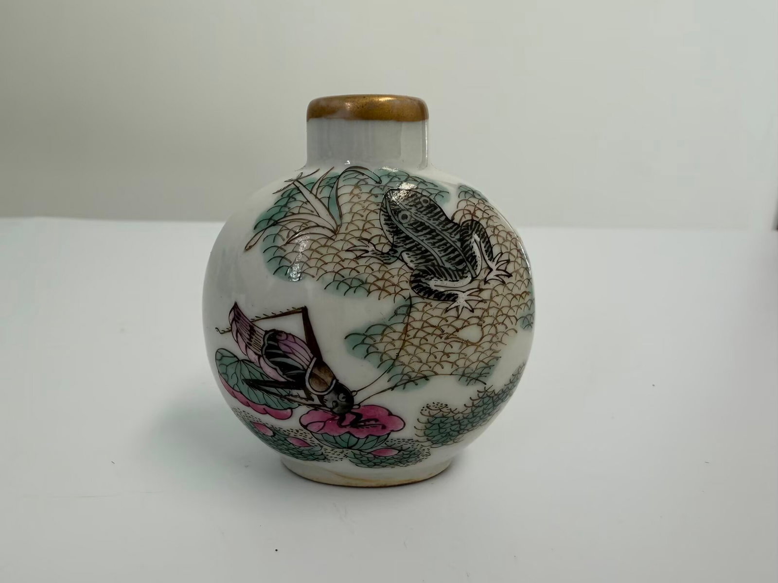 Chinese enamel famille rose frog porcelain snuff bottle mark: Dimension: 2.6 inches , please note Due to manual measurement, dimensions may vary. Condition: Good used condition, please note buyers are obligated to come to the site to inspect the condition and