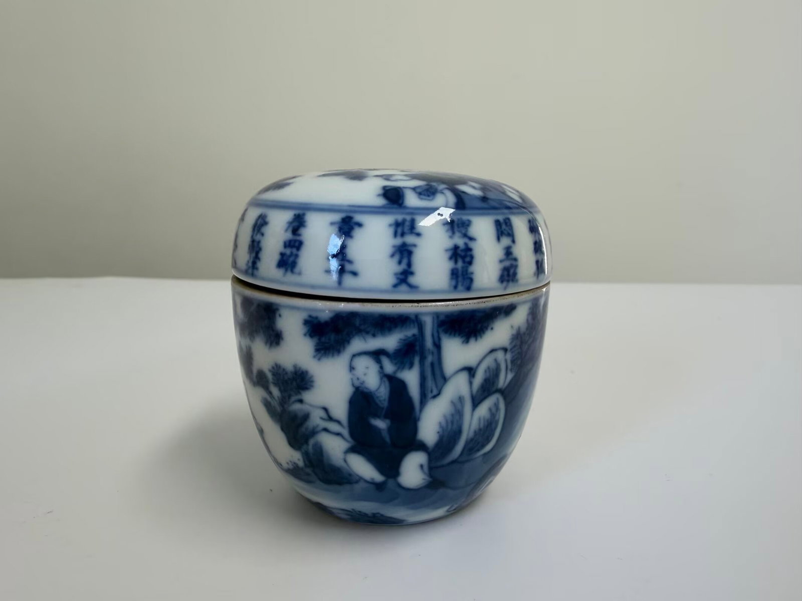 Chinese blue and white schloar porcelain lid box mark: Dimension: 2.5 inches , please note Due to manual measurement, dimensions may vary. Condition: Good used condition, please note buyers are obligated to come to the site to inspect the condition and