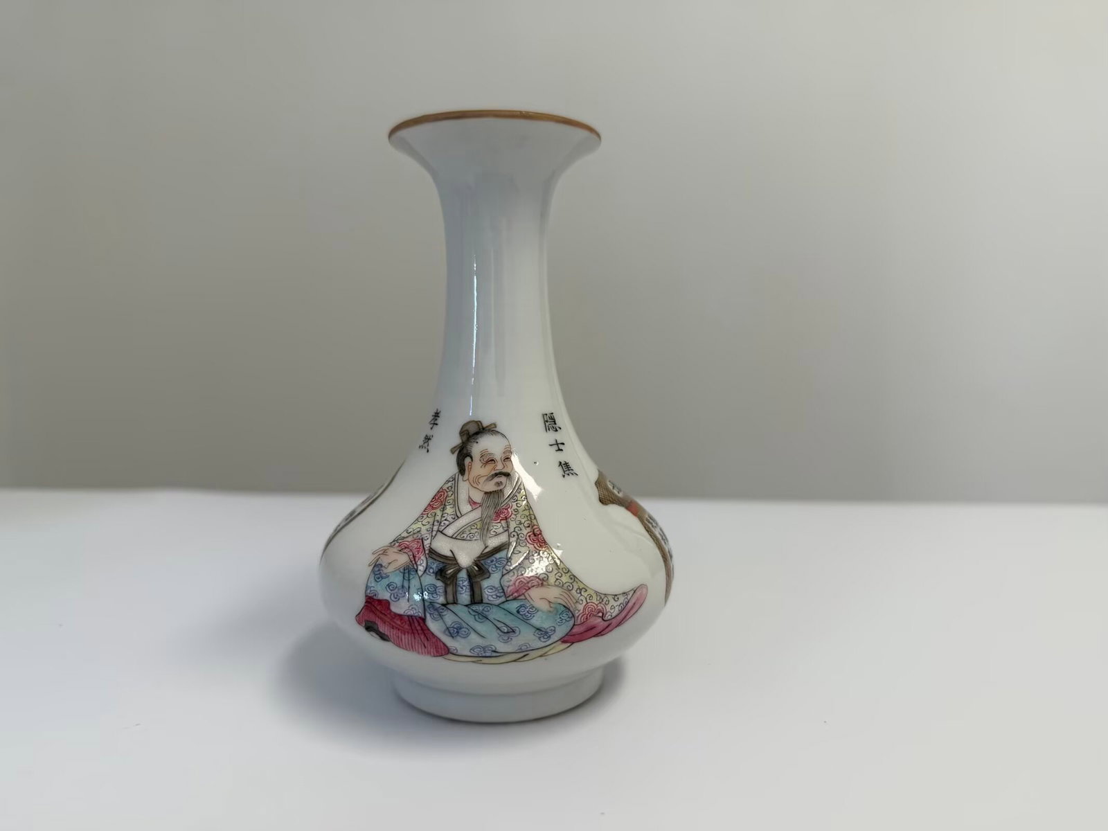 Chinese enamel famille rose famouus man porcelain vase mark: Dimension: 5.2 inches , please note Due to manual measurement, dimensions may vary. Condition: Good used condition, please note buyers are obligated to come to the site to inspect the condition and