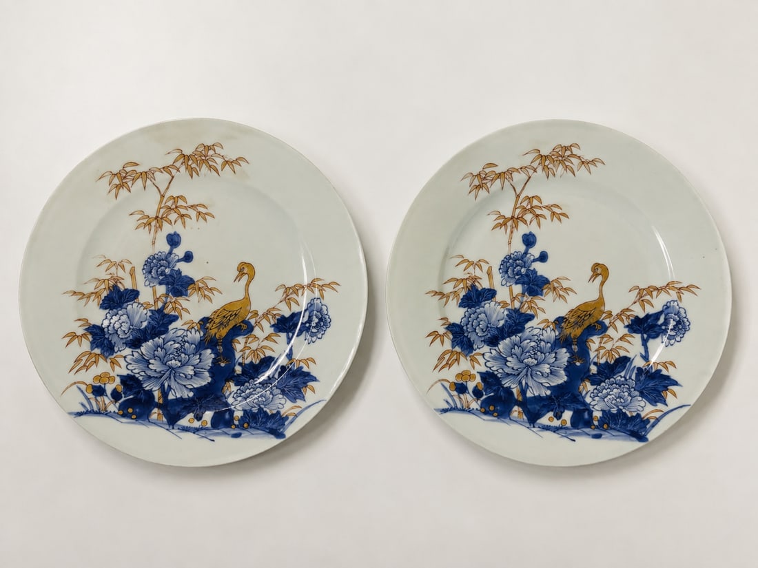 Pair of Chinese blue and white gilded porcelain plates: Dimension: 9.3 inches , please note Due to manual measurement, dimensions may vary. Condition: Good used condition, please note buyers are obligated to come to the site to inspect the condition and de