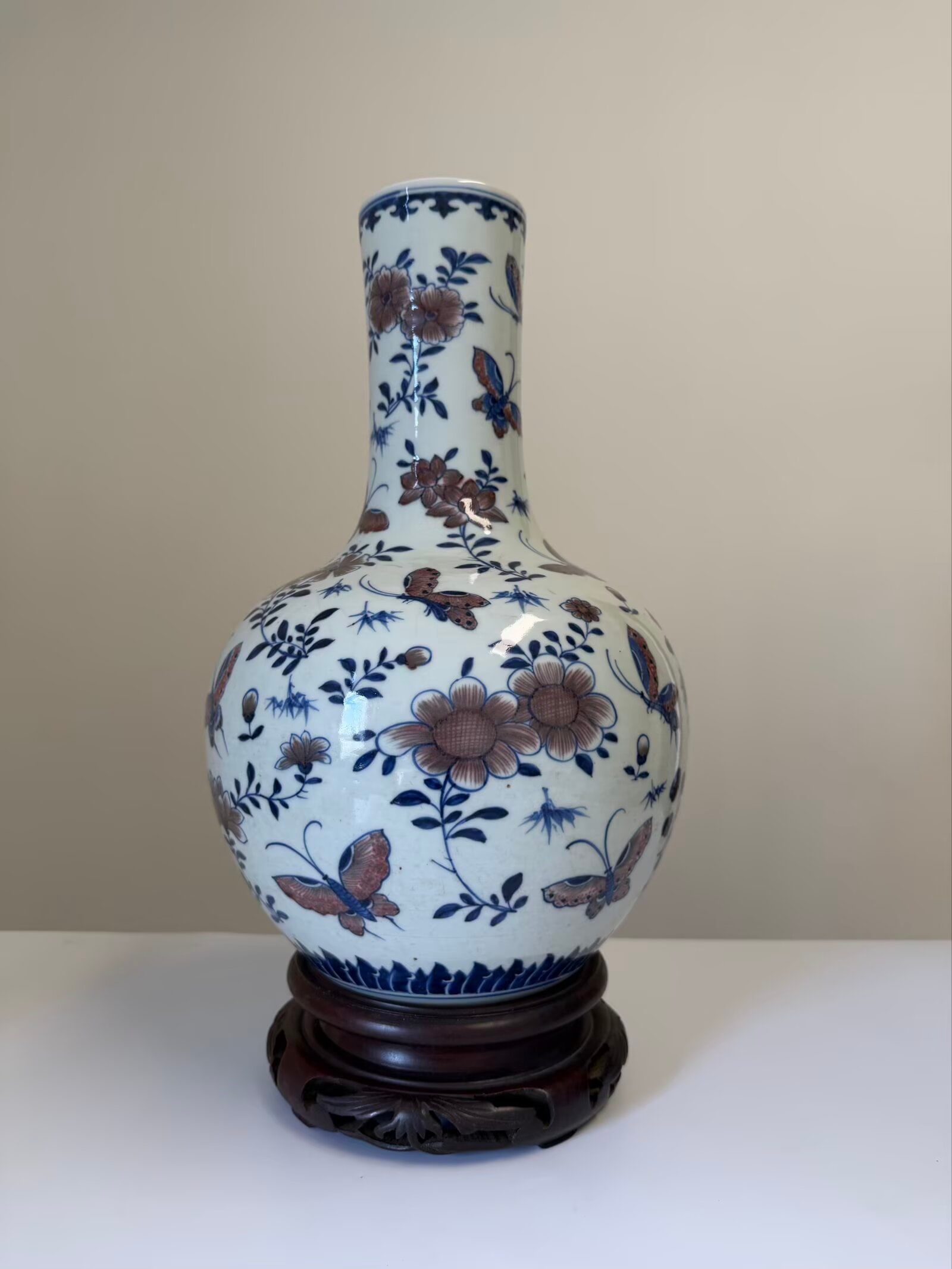Large Chinese enamel blue and white red Butterflies porcelain vase: Dimension: 14.8 inches , please note Due to manual measurement, dimensions may vary. Condition: Good used condition, please note buyers are obligated to come to the site to inspect the condition and