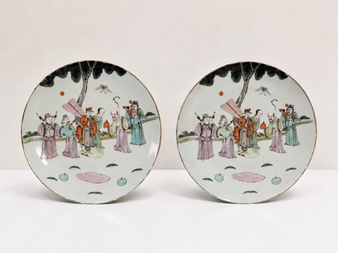 Pair of famille rose figures porcelain plates: Dimension: 9 inches , please note Due to manual measurement, dimensions may vary. Condition: Good used condition, please note buyers are obligated to come to the site to inspect the condition and deta