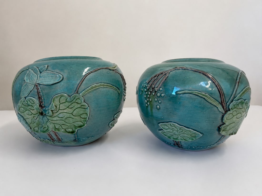 Pair of Chinese green glazed porcelain bowls: Dimension: 6 inches , please note Due to manual measurement, dimensions may vary. Condition: Good used condition, please note buyers are obligated to come to the site to inspect the condition and deta