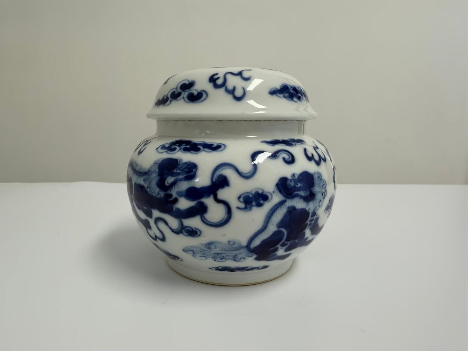 Chinese antique blue and white lions porcelain China jar with mark (1 of 6)