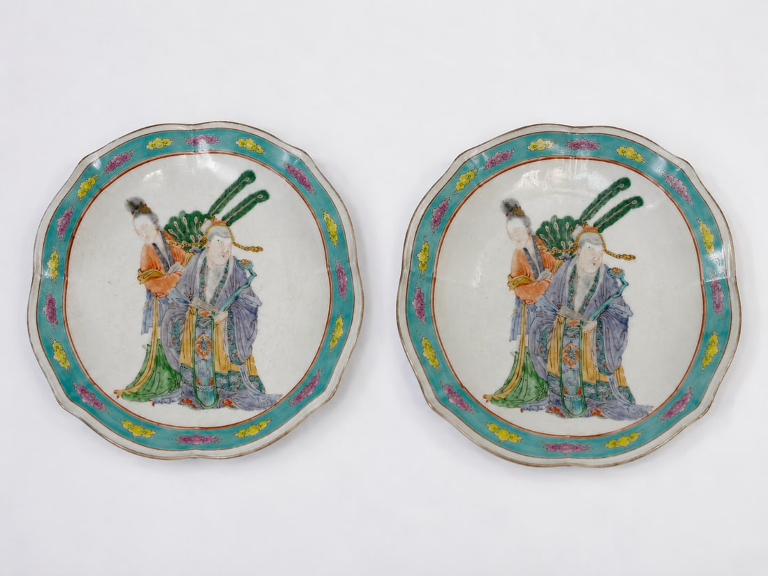 Pair of Chinese famille rose foot plates: Dimension: 6 inches , please note Due to manual measurement, dimensions may vary. Condition: Good used condition, please note buyers are obligated to come to the site to inspect the condition and